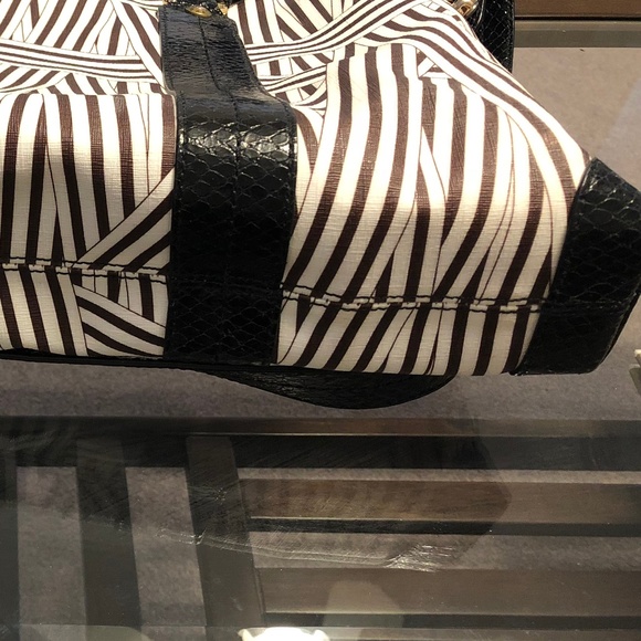 Henri Bendel Classic Tote/ Laptop Brief Work Bag - Picture 8 of 8